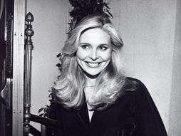 Priscilla Barnes, bond devojka