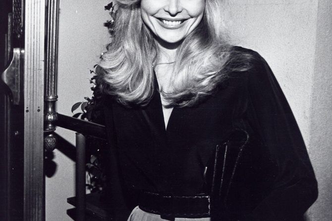Priscilla Barnes, bond devojka