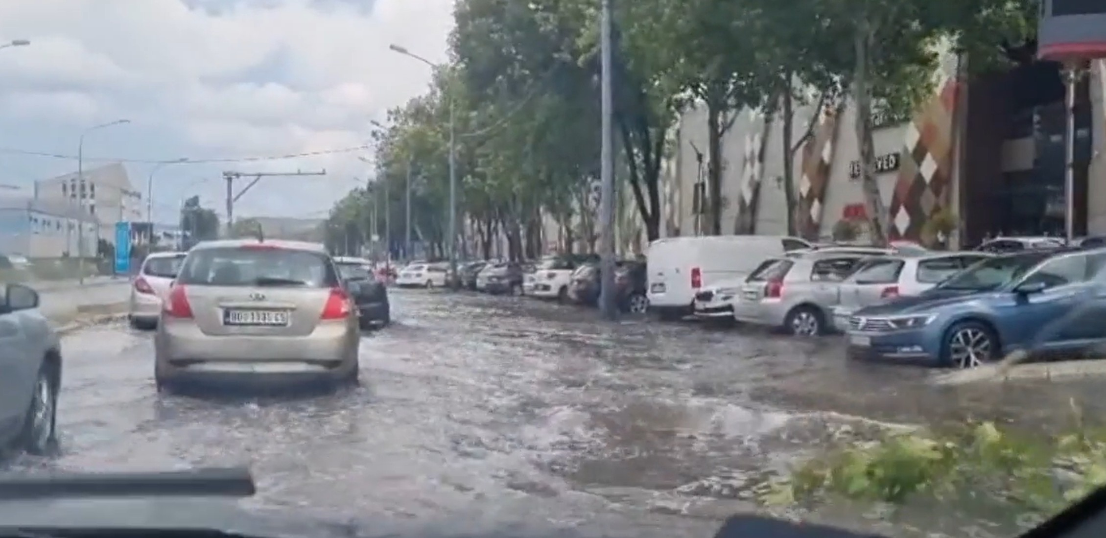 REKE TEKU BEOGRADOM: Ne sedajte za volan, ulice poplavljene, evo gde je najgore