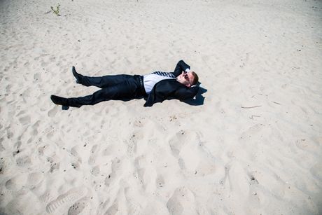 Nezaposleni muškarac na plaži Nezaposleni muškarac na plaži