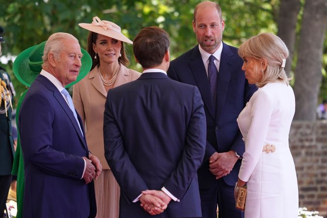 Emanuel Makron i Brižit Makron u Britaniji, kralj Čarls i kraljica Kamila ih dočekali Emanuel Makron i Brižit Makron u Britaniji, kralj Čarls i kraljica Kamila ih dočekali