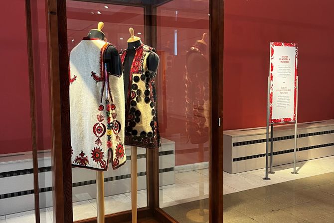 Izložba „Zubuni sa Kosova i Metohiјe“ produžena do 12. avgusta Izložba „Zubuni sa Kosova i Metohiјe“ produžena do 12. avgusta