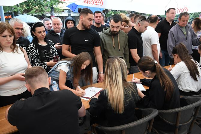 Poslednji dan potpisivanja peticije protiv Kurtijevih mostova I dalje veliko interesovanje Srba Poslednji dan potpisivanja peticije protiv Kurtijevih mostova I dalje veliko interesovanje Srba