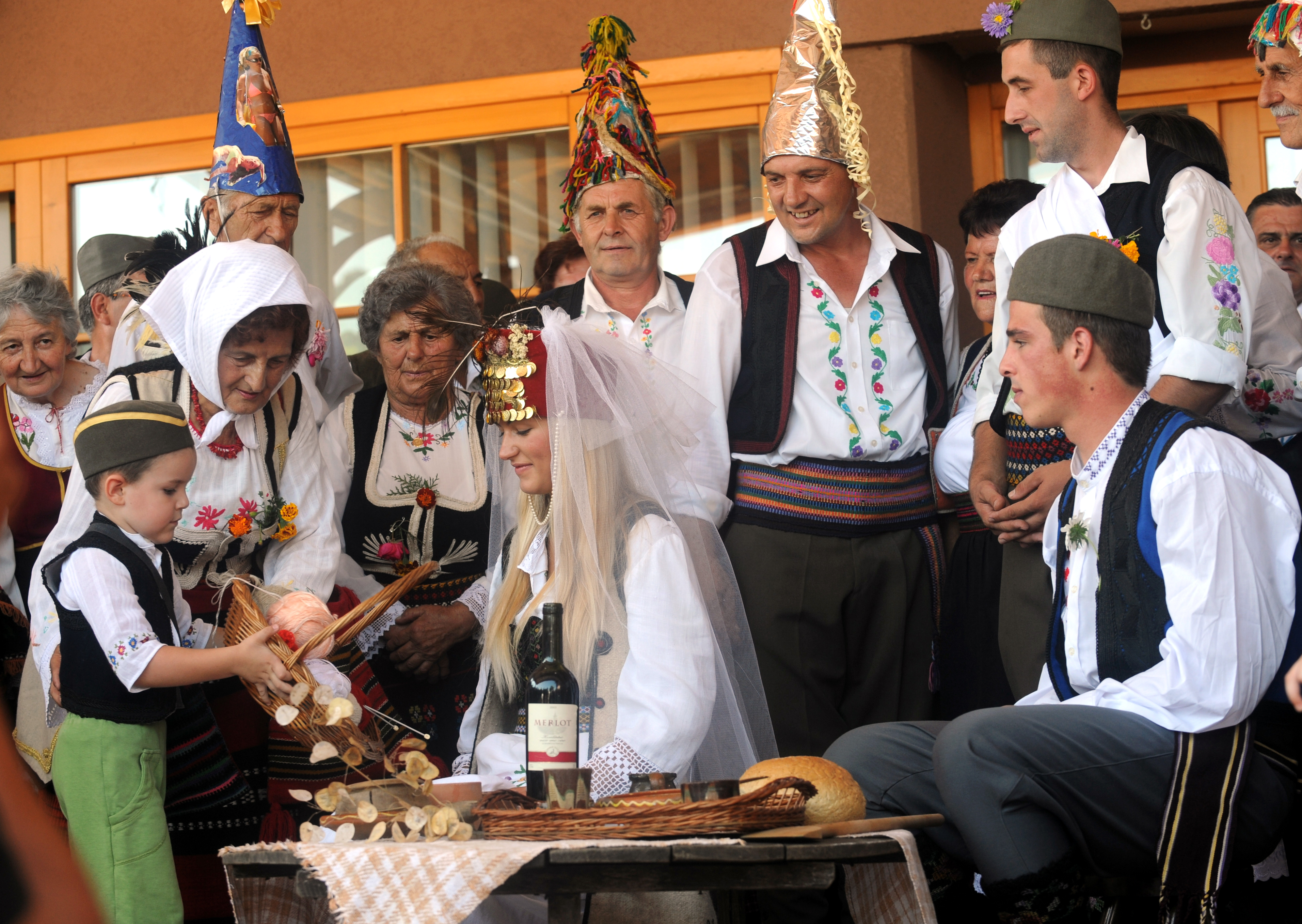 Danas ih skoro niko ne zna, a nekada nije bilo srpske svadbe bez njih: Šta su girlanda, belenzuka i stolovat