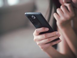 Telefon, poruke, žena