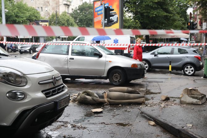 Pala statua sa zgrade u Kneza Miloša Pala statua sa zgrade u Kneza Miloša