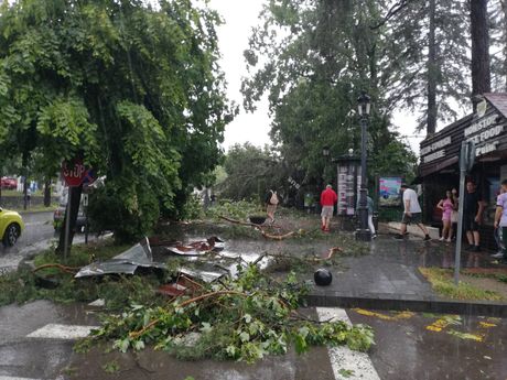 Stravična oluja pogodila grad Sinaja u Rumuniji Stravična oluja pogodila grad Sinaja u Rumuniji