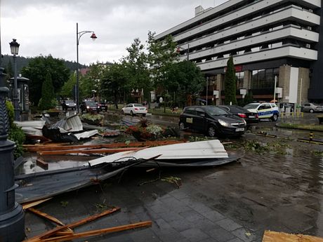 Stravična oluja pogodila grad Sinaja u Rumuniji Stravična oluja pogodila grad Sinaja u Rumuniji