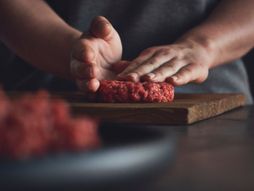 pljeskavica, pravljenje pljeskavice, mleveno meso, kuvar