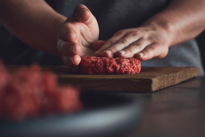 pljeskavica, pravljenje pljeskavice, mleveno meso, kuvar pljeskavica, pravljenje pljeskavice, mleveno meso, kuvar