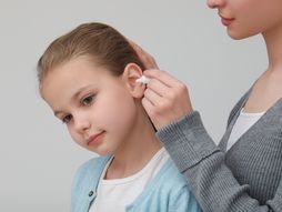 mama, dete. ćerka uho, pregled, krpelj, lek