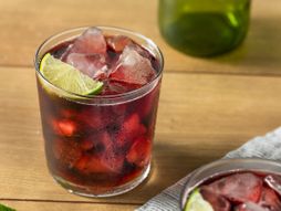 Koktel od alkoholnog crvenog vina i kole sa limetom