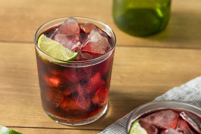 Koktel od alkoholnog crvenog vina i kole sa limetom Koktel od alkoholnog crvenog vina i kole sa limetom