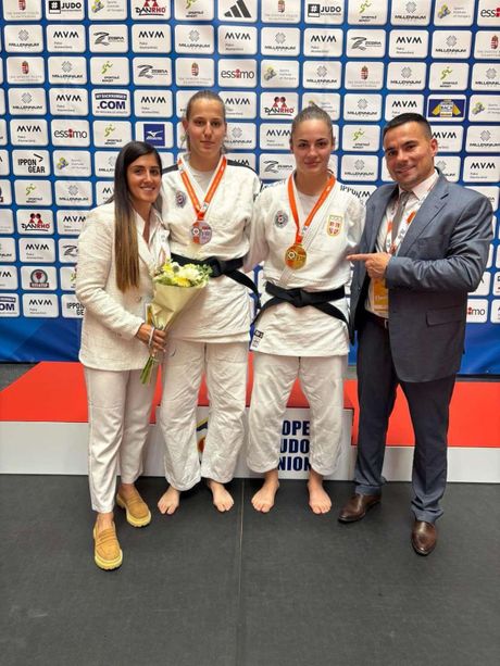 Jovana Stjepanović i Lana Lubura Jovana Stjepanović i Lana Lubura