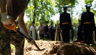 Momak je OBUKAO ZELENU HALJINU i otišao na sahranu najboljeg druga i vojnika: Razlog će vas dovesti do suza