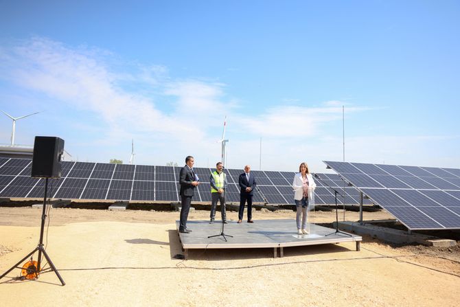 Kostolac, solarna elektrana "Petka", ministarka rudarstva i energetike Dubravka Đedović Handanović Kostolac, solarna elektrana "Petka", ministarka rudarstva i energetike Dubravka Đedović Handanović