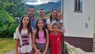 Sedmočlana porodica se vratila u BiH: Darko i Anđa su godinama čekali ovaj trenutak, svi plakali od sreće