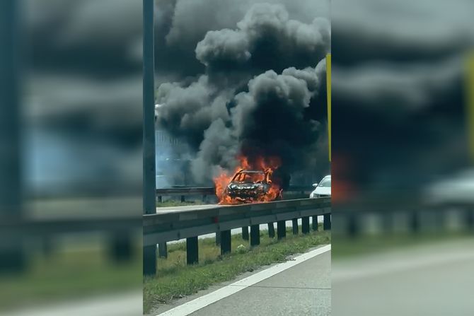 Izgoreo automobil Izgoreo automobil