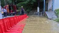 Velika bujica slila se u dvorište bolnice, vatrogasci postavljaju brane! Drama u Zagrebu