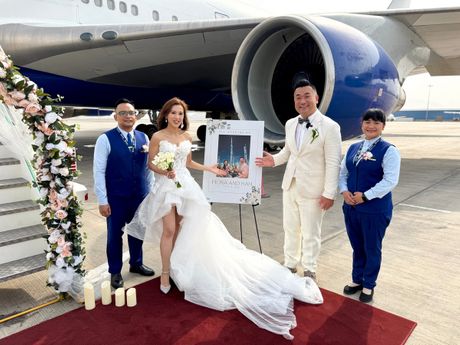 Sem Čui i Fiona venčanje u avionu Sem Čui i Fiona venčanje u avionu