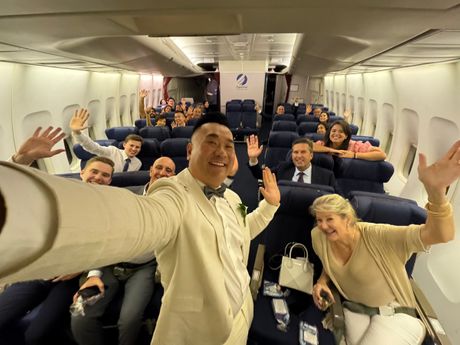 Sem Čui i Fiona venčanje u avionu Sem Čui i Fiona venčanje u avionu