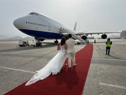 Sem Čui i Fiona venčanje u avionu