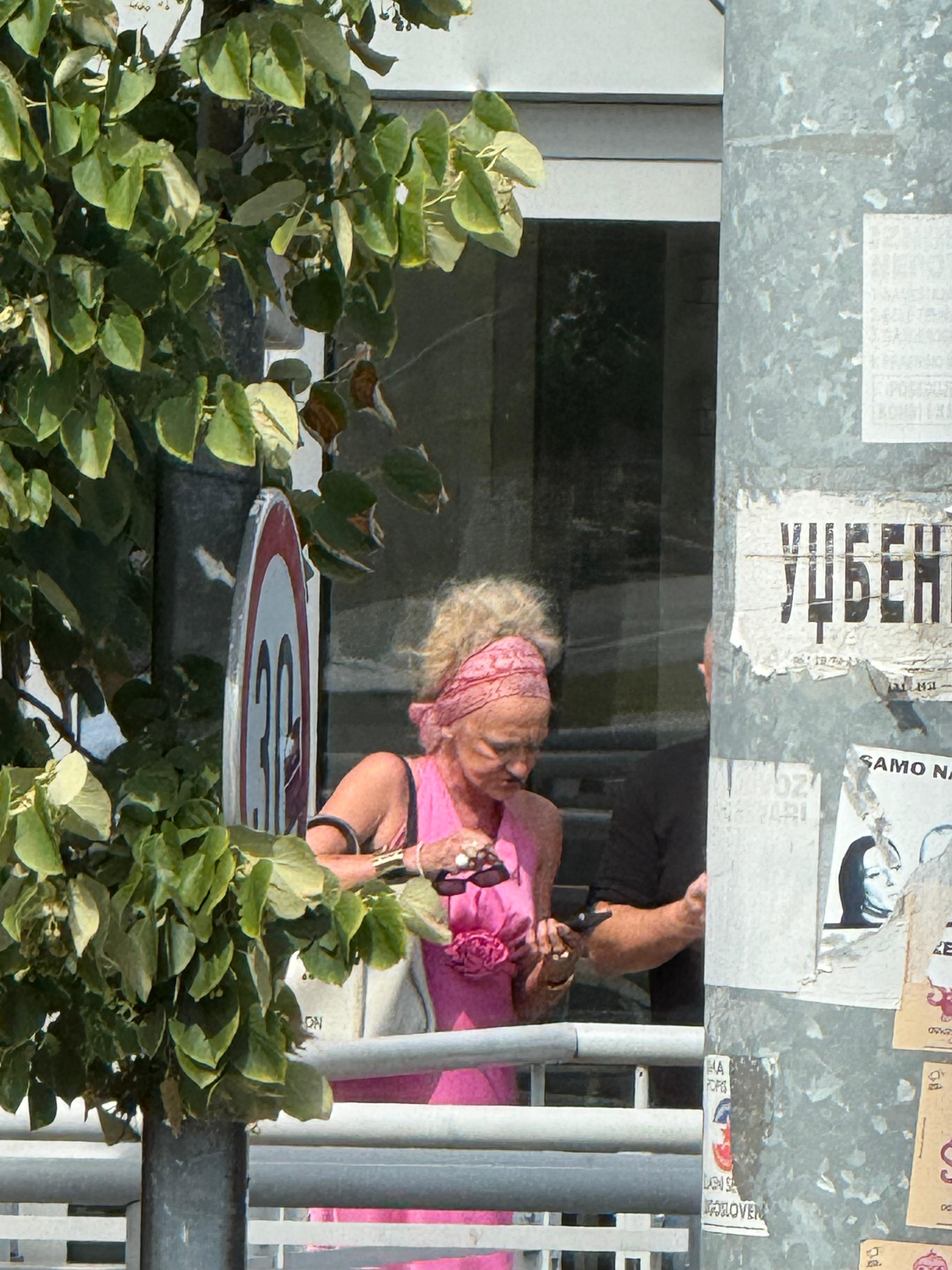 Pevačica promenila ime i povukla se iz javnosti: Uslikali smo je ispred Pinka, NEPREPOZNATLJIVA! Došla da potpiše ugovor za rijaliti?!