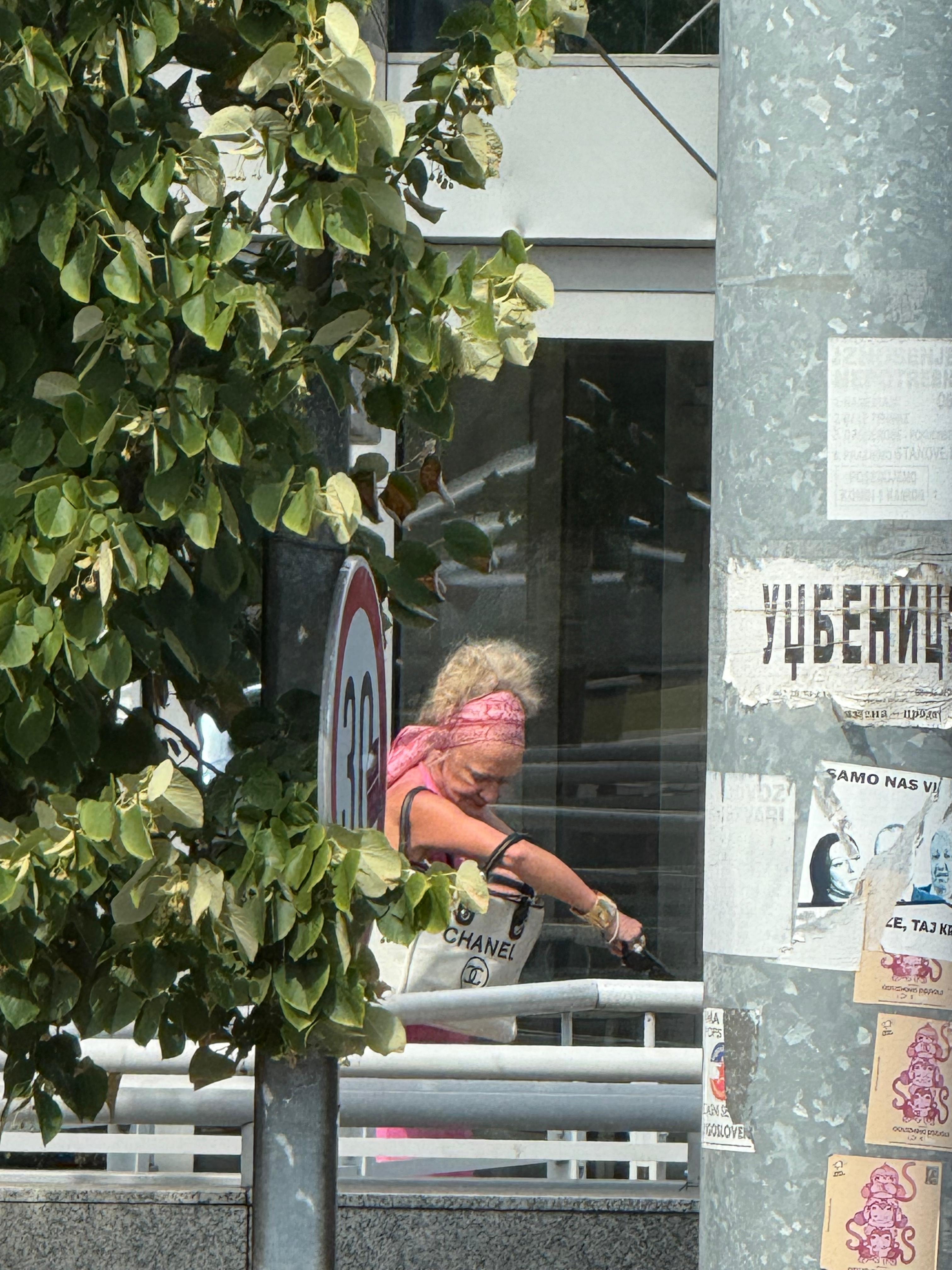 Pevačica promenila ime i povukla se iz javnosti: Uslikali smo je ispred Pinka, NEPREPOZNATLJIVA! Došla da potpiše ugovor za rijaliti?!