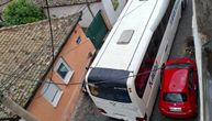 Šokantne slike iz Zemuna! Vozač ugurao putnički autobus koji vozi decu u minijaturnu ulicu, pa izudarao i kola
