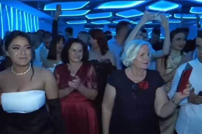 Profesori na maturskoj proslavi svojih učenika