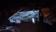 Prve slike nesreće kod Novog Pazara, troje mladih se bori za život: Automobil potpuno uništen