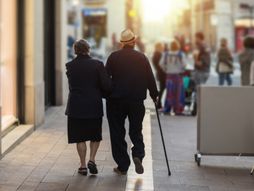 Starac i starica, šetnja, penzioneri, baba i deda