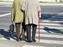 Starac i starica, šetnja, penzioneri, baba i deda