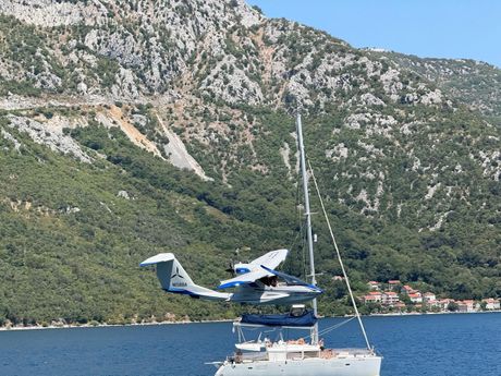 Hidroavion, Boka, Bokokotorski zaliv, Crna Gora Hidroavion, Boka, Bokokotorski zaliv, Crna Gora