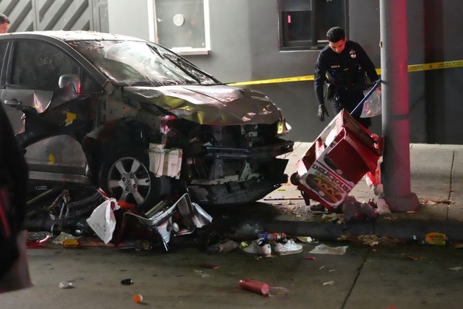 Uletanje automobilom u masu ljudi u Los Anđelesu