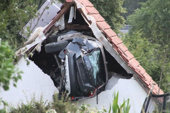 Autom uleteo u kuću