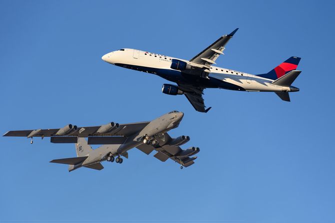 B-52 avion bombarder i Delta Connection Embrater E175 avion B-52 avion bombarder i Delta Connection Embrater E175 avion