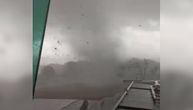Tornado poharao evropski aerodrom: Vrtog usisava sve pred sobom, snimci su stravični