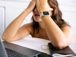 kancelarija, žena, stres, laptop, ruke preko očiju