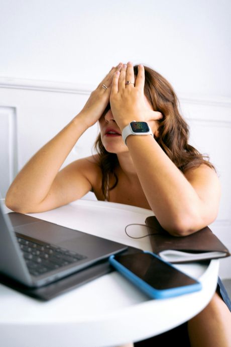 kancelarija, žena, stres, laptop, ruke preko očiju kancelarija, žena, stres, laptop, ruke preko očiju