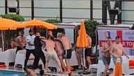 Snimak grupne tuče na bazenu, pesnice lete na sve strane: Ne zna se ko koga bije pred zabezeknutim turistima