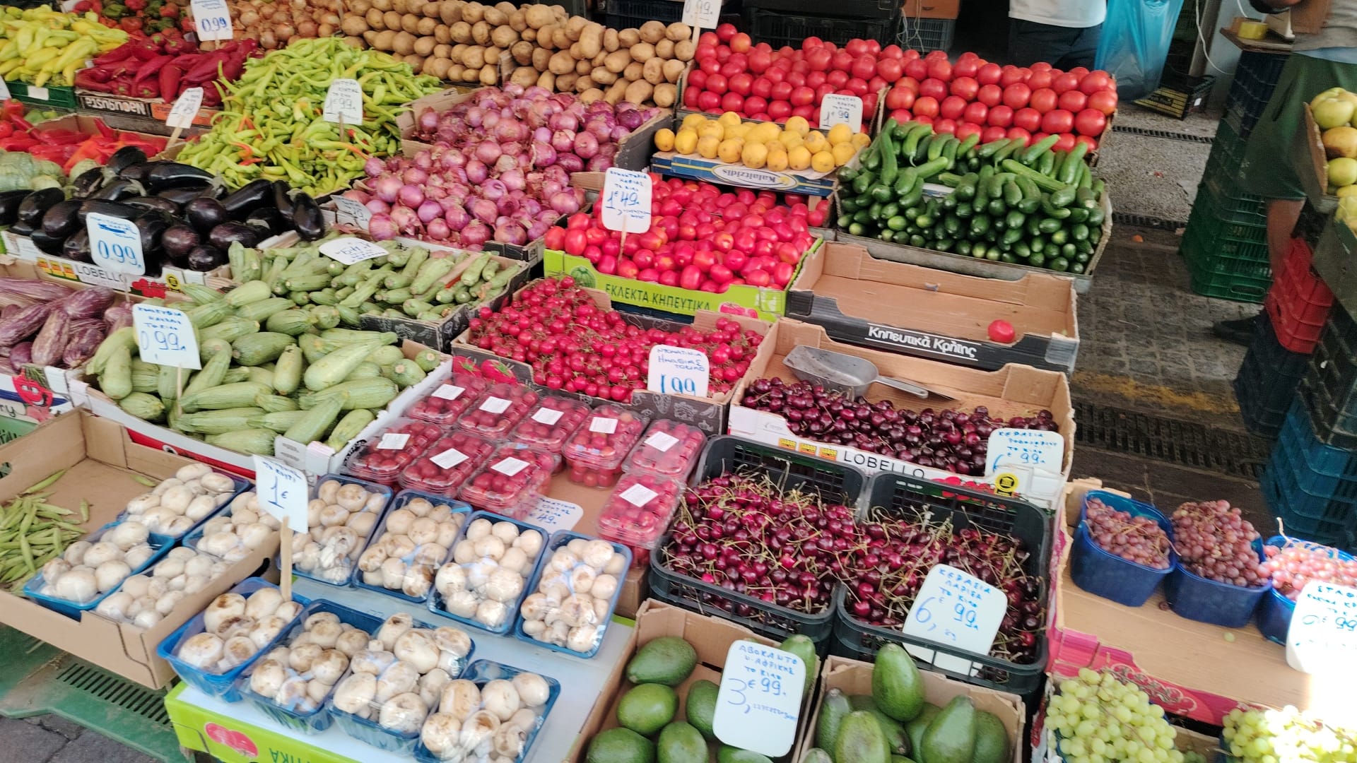 Paradajz čak 700 dinara: Cene na beogradskim pijacama ŠOKIRALE kupce