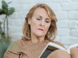 starija žena, baka, knjiga