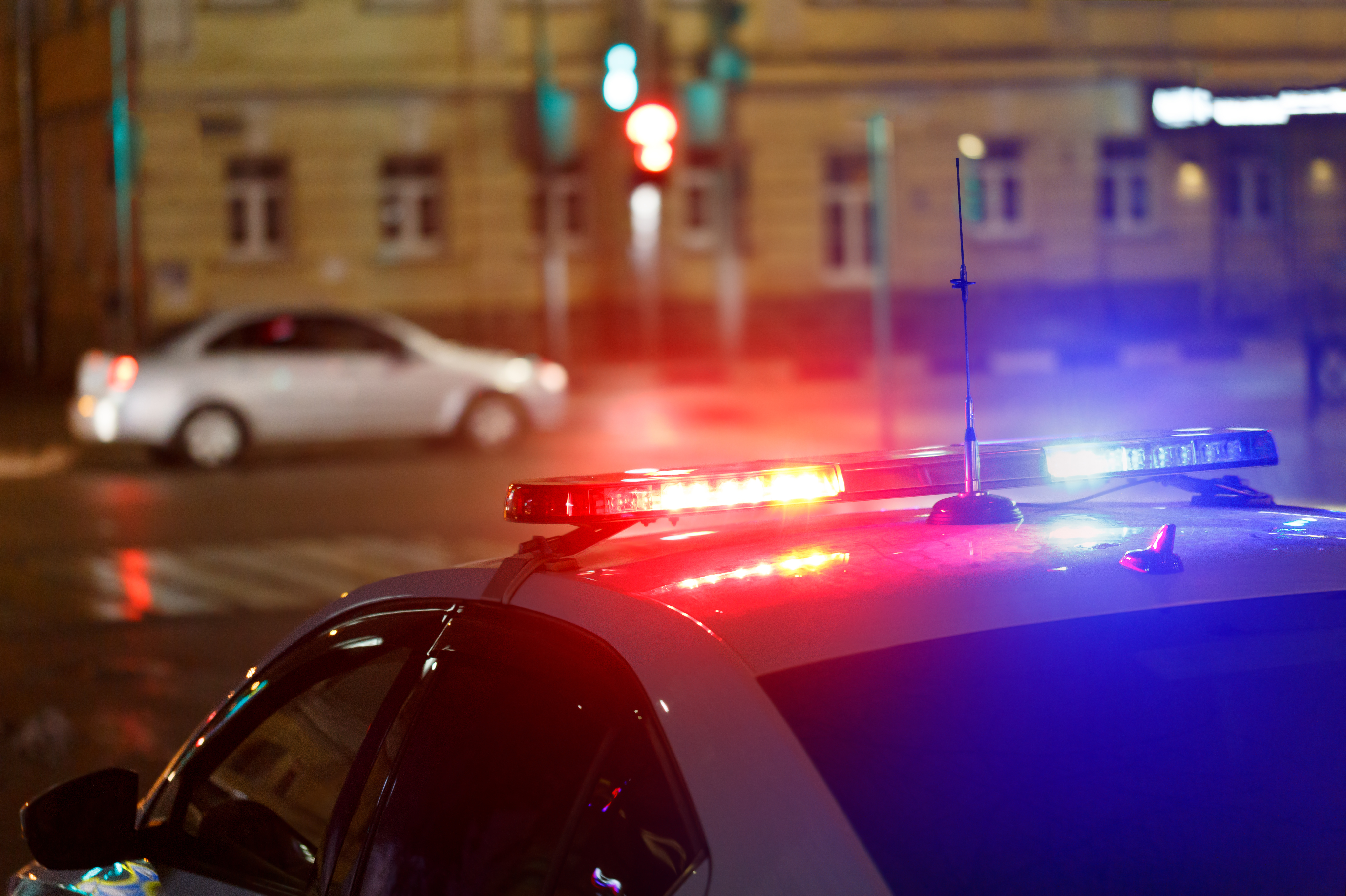 Auto udario u stub ulične rasvete: Udes kod kružnog toka u Novom Sadu