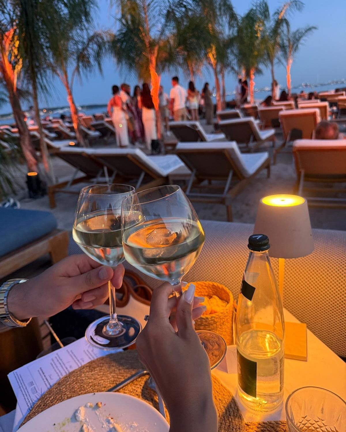 Aleksandra Nikolić konačno pokazala verenika! Crn i visok, pozirali na plaži, pa uživali uz vino i vatromet