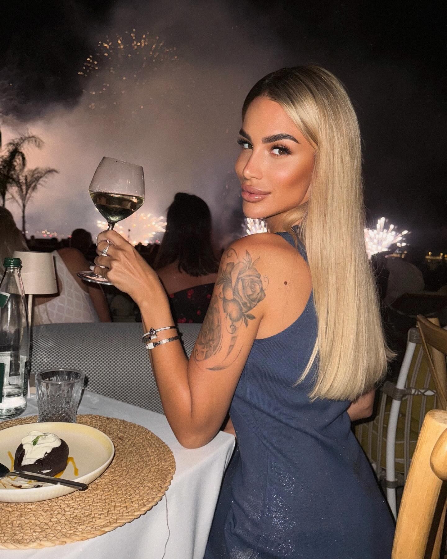 Šok! Aleksadra Nikolić prevarila Mitroviće i produkciju, uzela im 200.000 evra i pobegla iz Srbije?