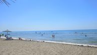 Šok na čuvenoj CG plaži: Turisti došli da se okupaju prvi put ove godine, ali bagerista je imao DRUGE PLANOVE