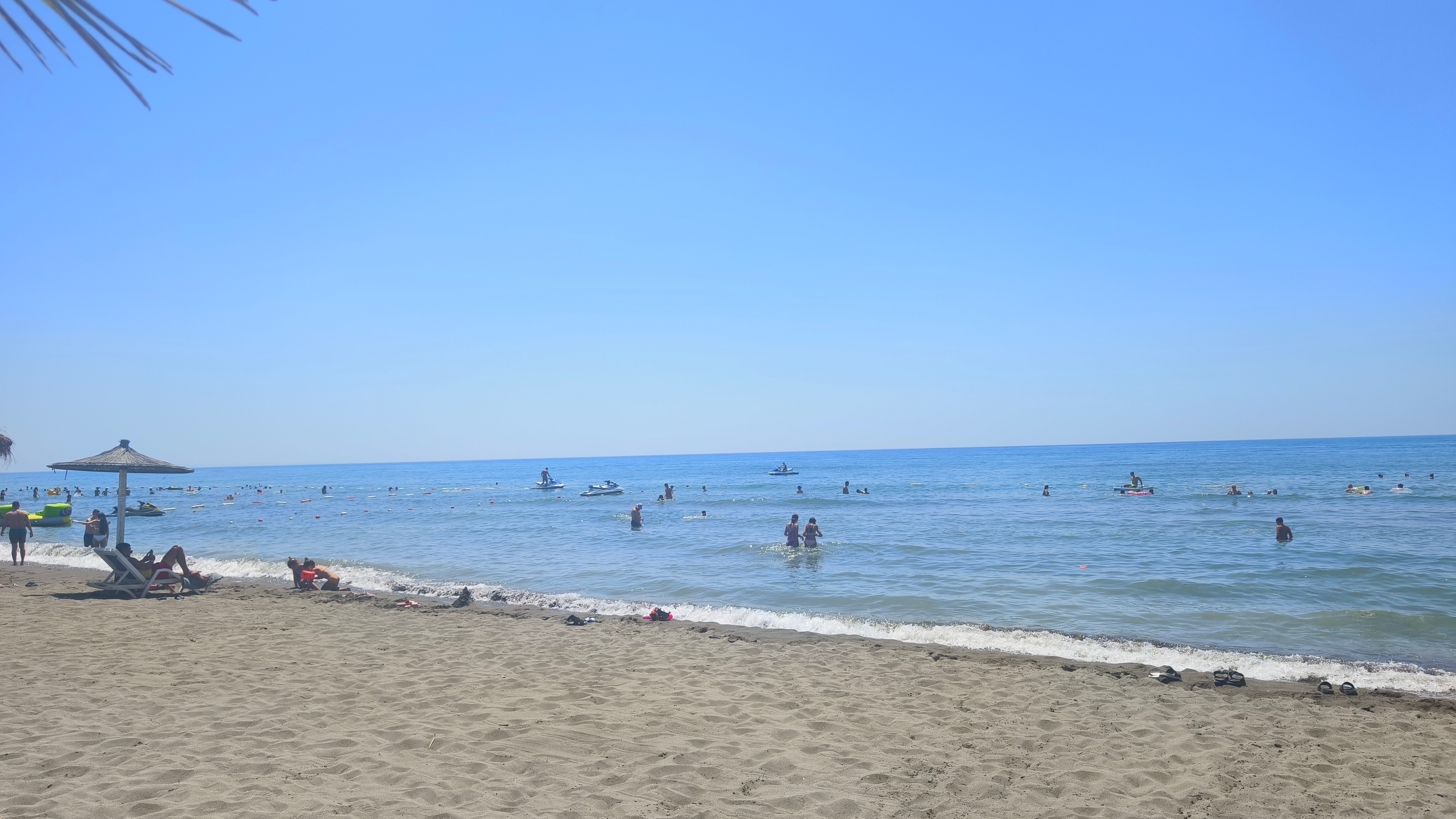 Šok na čuvenoj CG plaži: Turisti došli da se okupaju prvi put ove godine, ali bagerista je imao DRUGE PLANOVE