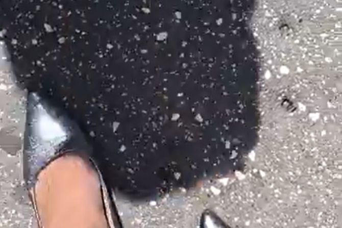 Žena propada u asfalt tokom toplotnog talasa