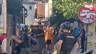 Pogledajte dolazak poljskih huligana u Novi Pazar: Ćelavi, krupni, tetovirani, uz njih su i atraktivne devojke